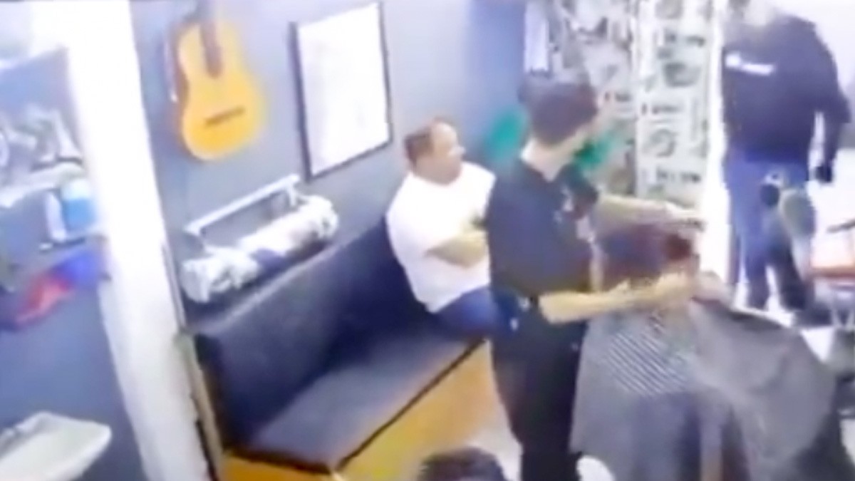 VIDEO Barbero cortaba el pelo a niño cuando sicario entra y mata al hombre de al lado