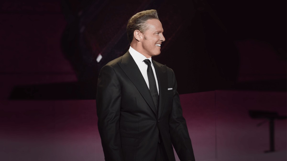 VIDEO Captan a Luis Miguel saliendo de restaurante en Irapuato previo a su concierto