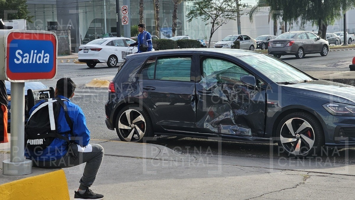 ¡Mucha prisa! Motociclista rebasa por la derecha y se estampa con auto en San Pedro