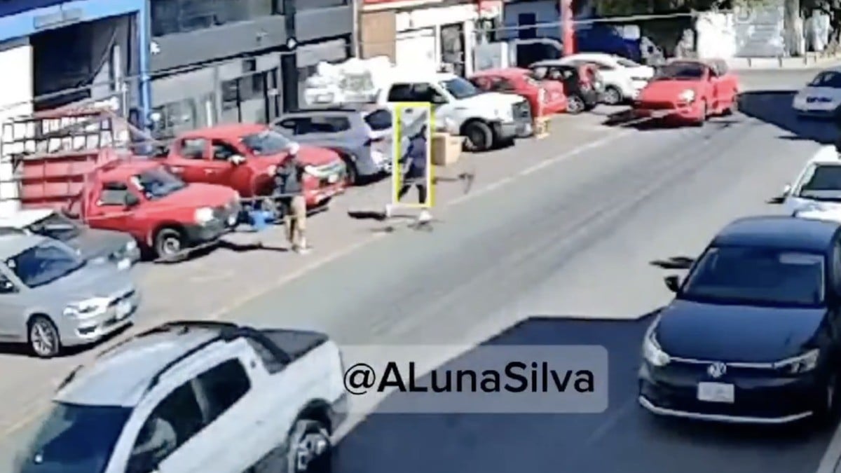 VIDEO Indigna agresión de conductor de Porsche a ciclista que reclamó por invadir ciclovía