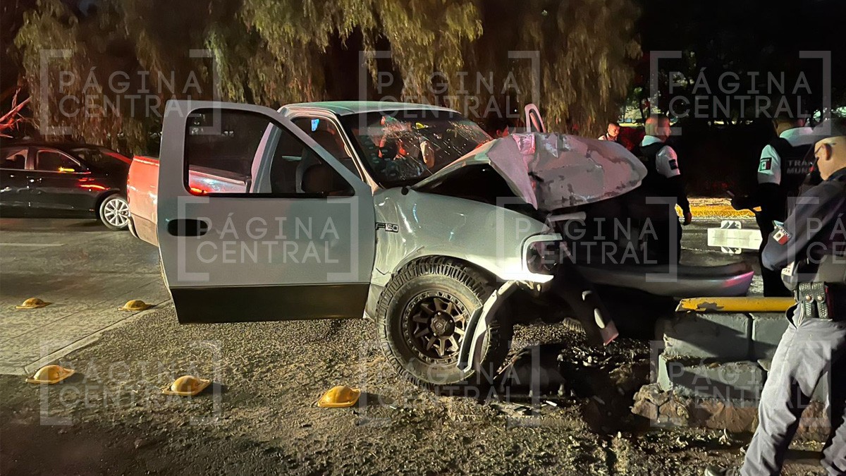 Adulto mayor en estado de ebriedad estrella su camioneta en el Malecón del Río