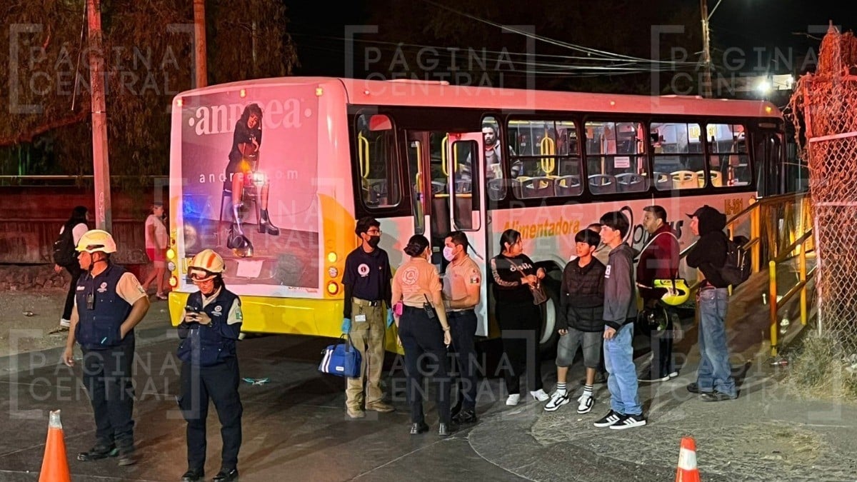 ¡Camionazo! Fuerte accidente de camión urbano deja 20 pasajeros heridos