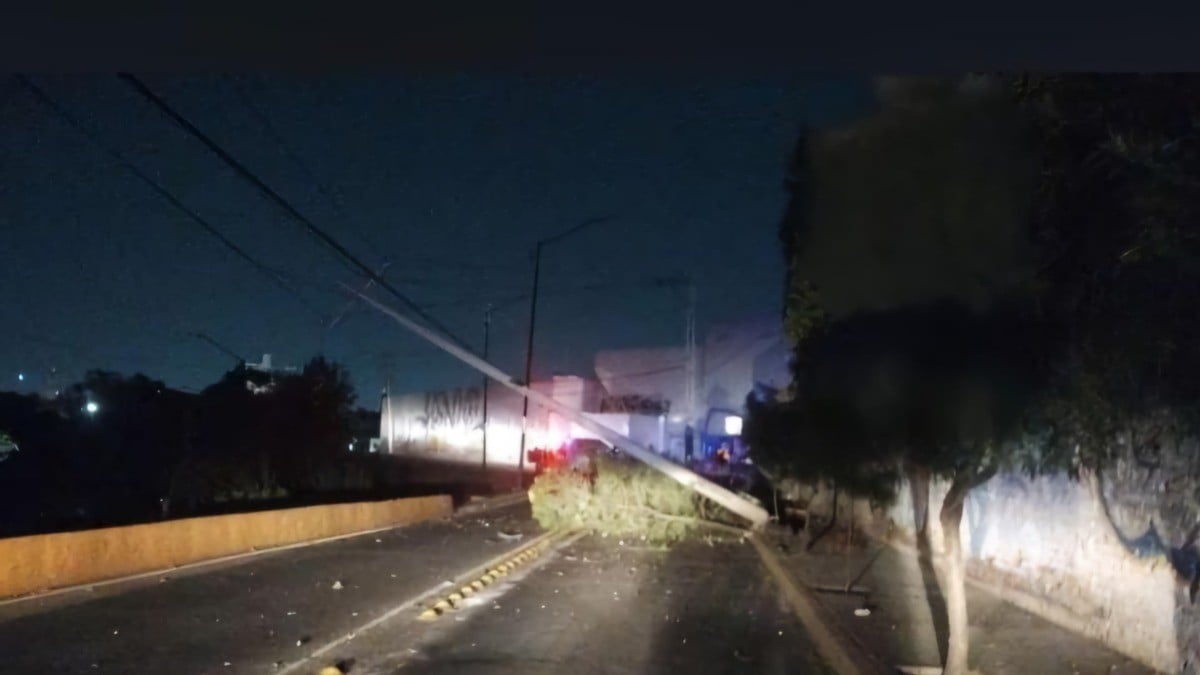 ¡Fuera abajo! Conductor choca con poste, lo tira y causa caos vial cierre de Malecón