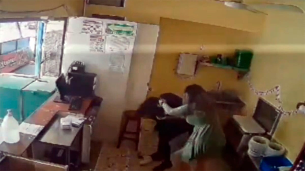 VIDEO Captan a comensal golpeando a empleada de taquería porque no le gustó el servicio