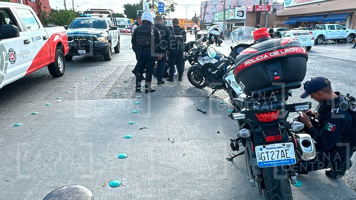 Por presuntamente dar vuelta prohibida, conductora derriba a un policía motorizado