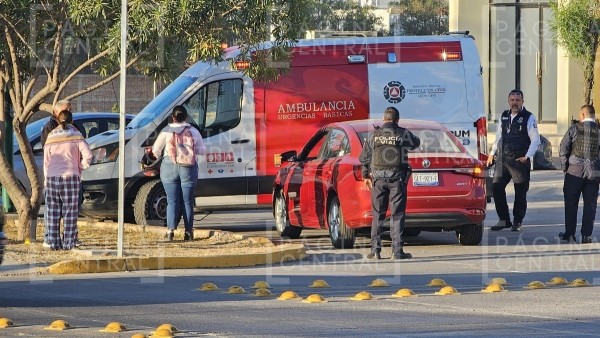 Ciclista iba al trabajo, pero una mujer lo atropelló y quedó en el piso sin poderse mover