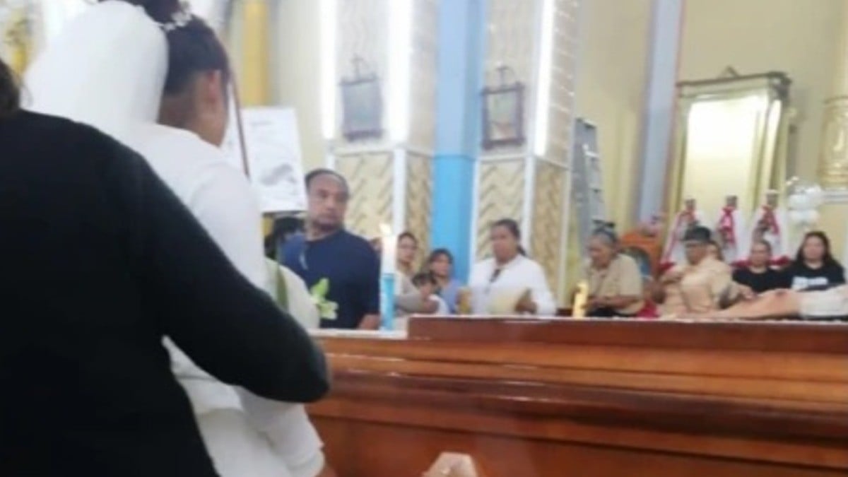 Conmueve mujer que llega vestida de novia al funeral de su novio para despedirlo