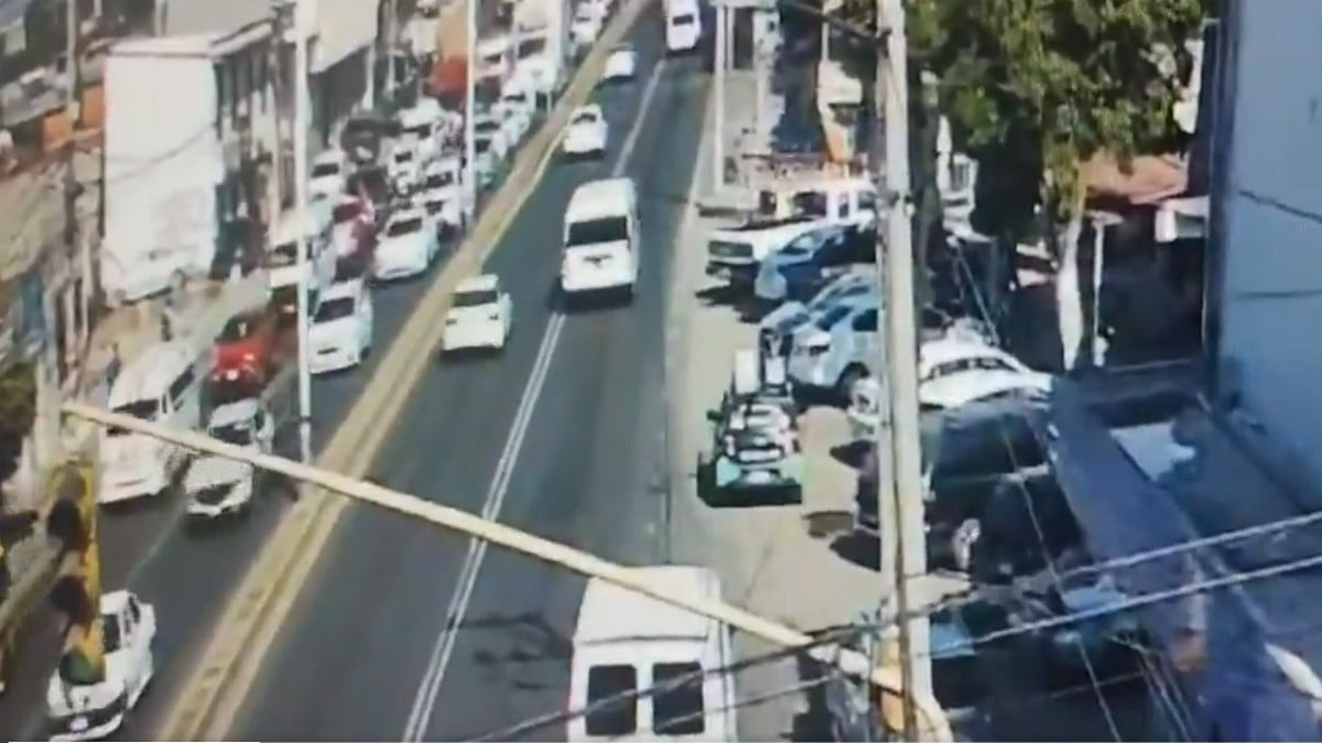 VIDEO Camioneta con peregrinos y cargada con pirotecnia explota; hay un bebé herido