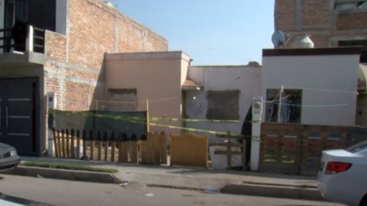 ¡Conmociona hallazgo! Encuentran a madre y sus dos pequeños hijos enterrados en un patio