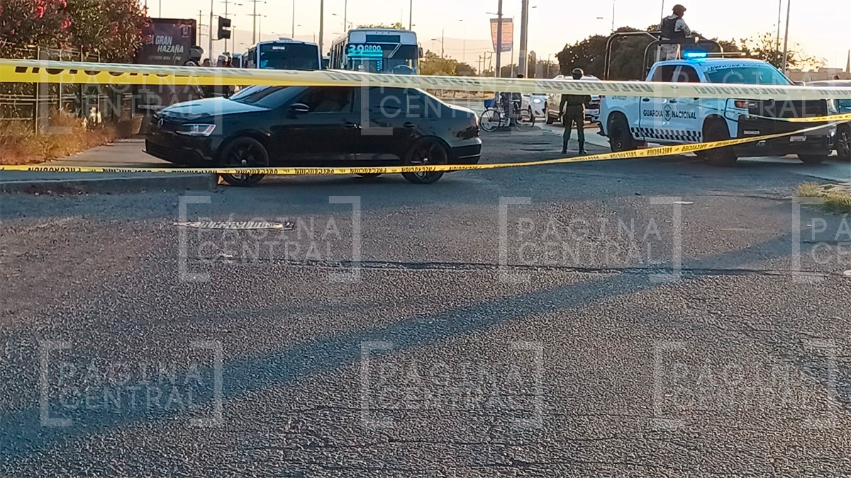 Ejecutan a balazos a hombre cuando conducía su vehículo y causa pánico entre los presentes