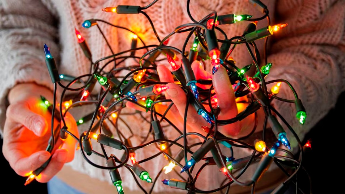 Hombre muere electrocutado mientras colocaba luces navideñas en el frente de su casa