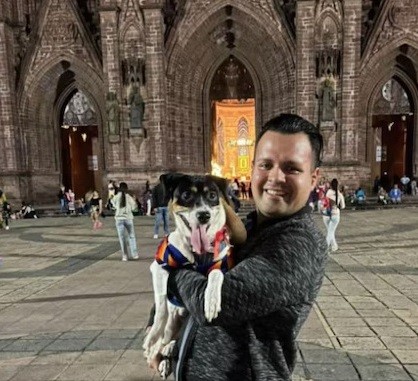 ¡Cumple su manda! Perrito visita a la Virgen de Guadalupe tras librar infección mortal