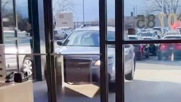 VIDEO Hombre descubre fallos en su auto nuevo y lo 'devuelve' estrellándolo en la agencia