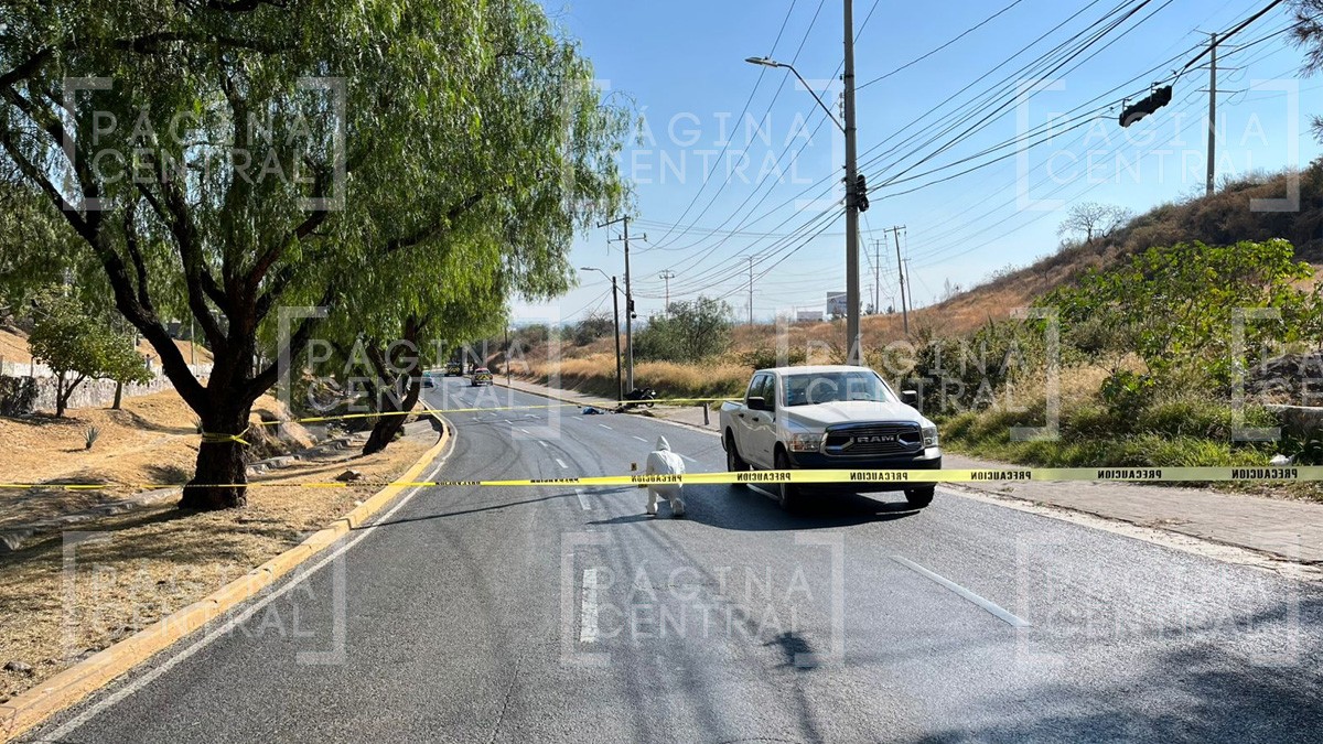 Joven motociclista se impacta contra un poste de la CFE y fallece en Hacienda Las Mandarinas