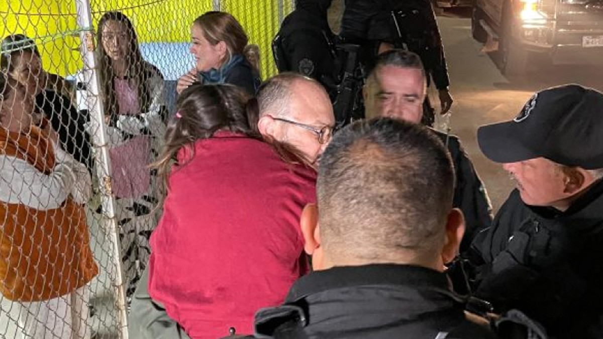 Roban un auto con una niña dormida dentro y la abandonan en otro municipio