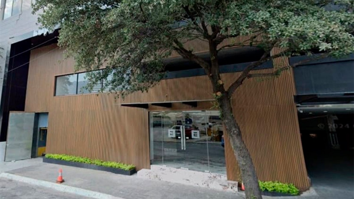 Asiste a la posada de su trabajo y después lo encuentran muerto en el baño del salón