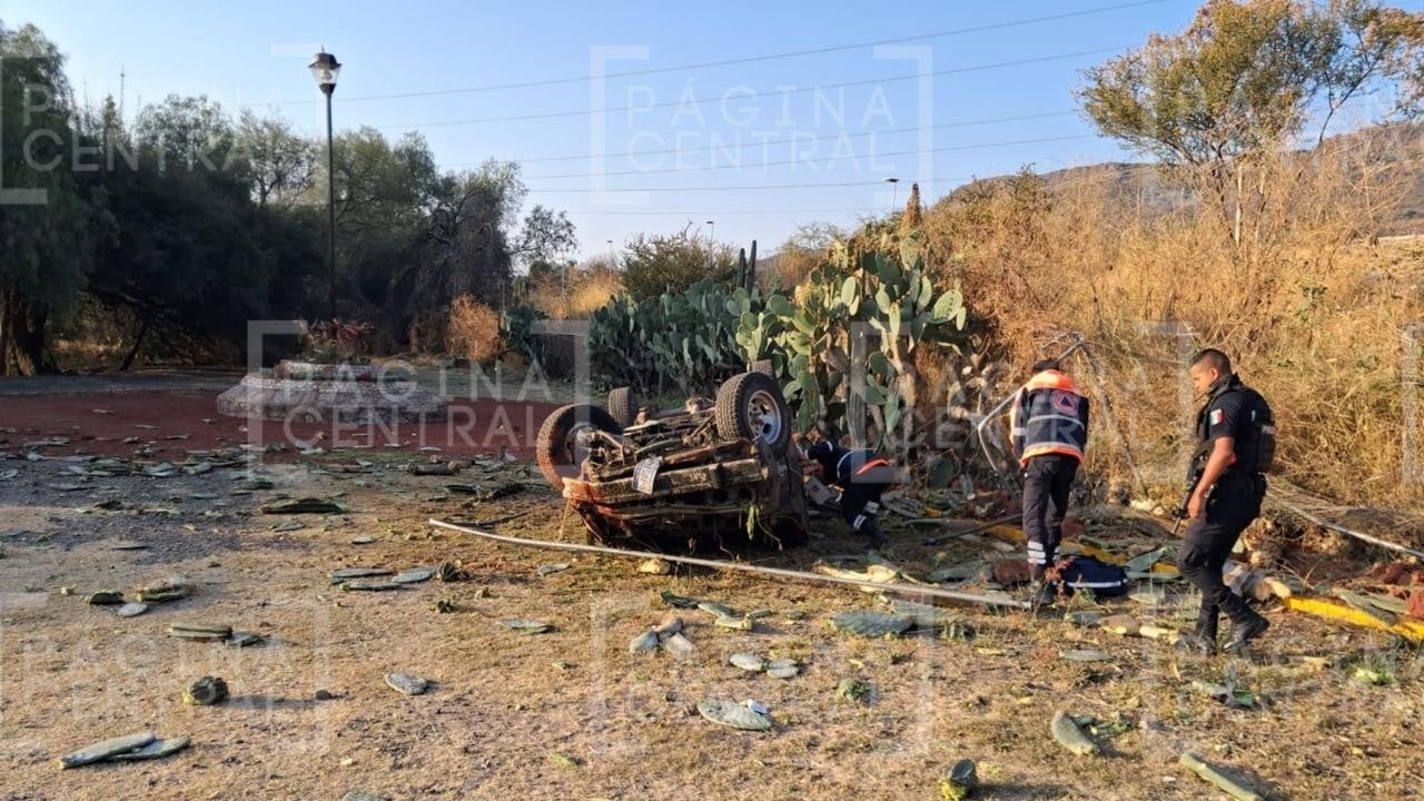 Hombre muere en volcadura, su camioneta quedó llantas arriba cerca de unos nopales