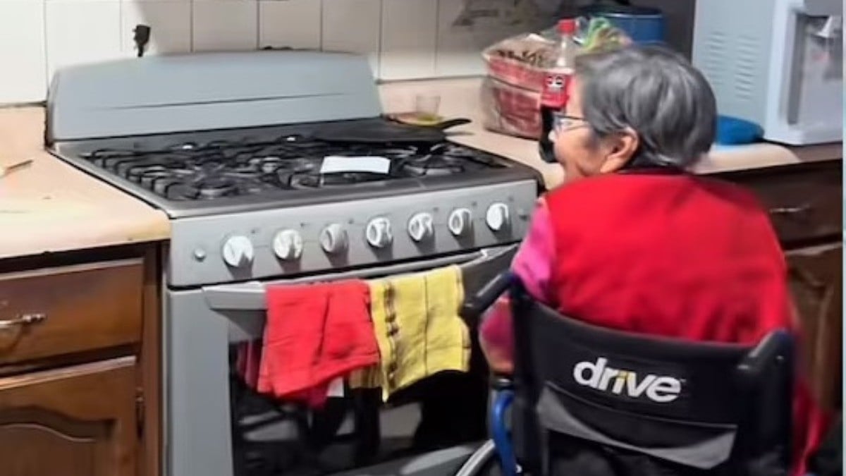 VIDEO Abuelita pelea con Alexa y se hace tendencia, esta fue la razón