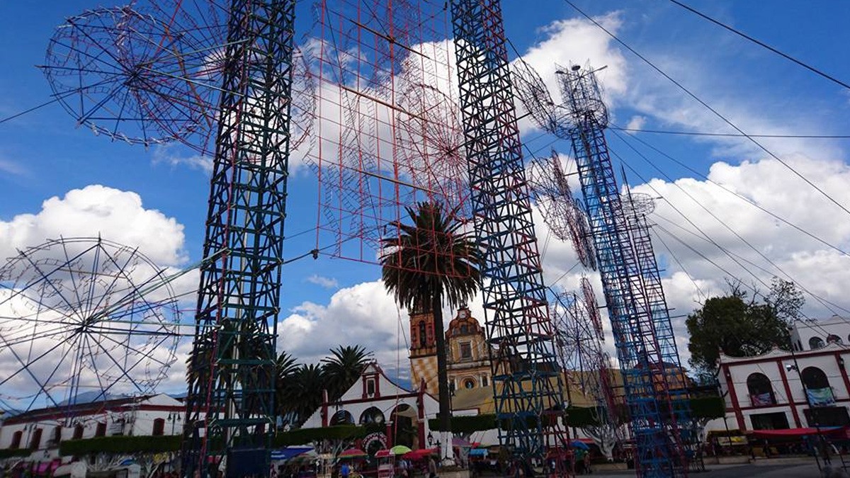 Festejaban a la Virgen pero el castillo de pirotecnia se derrumba y deja 6 niños heridos