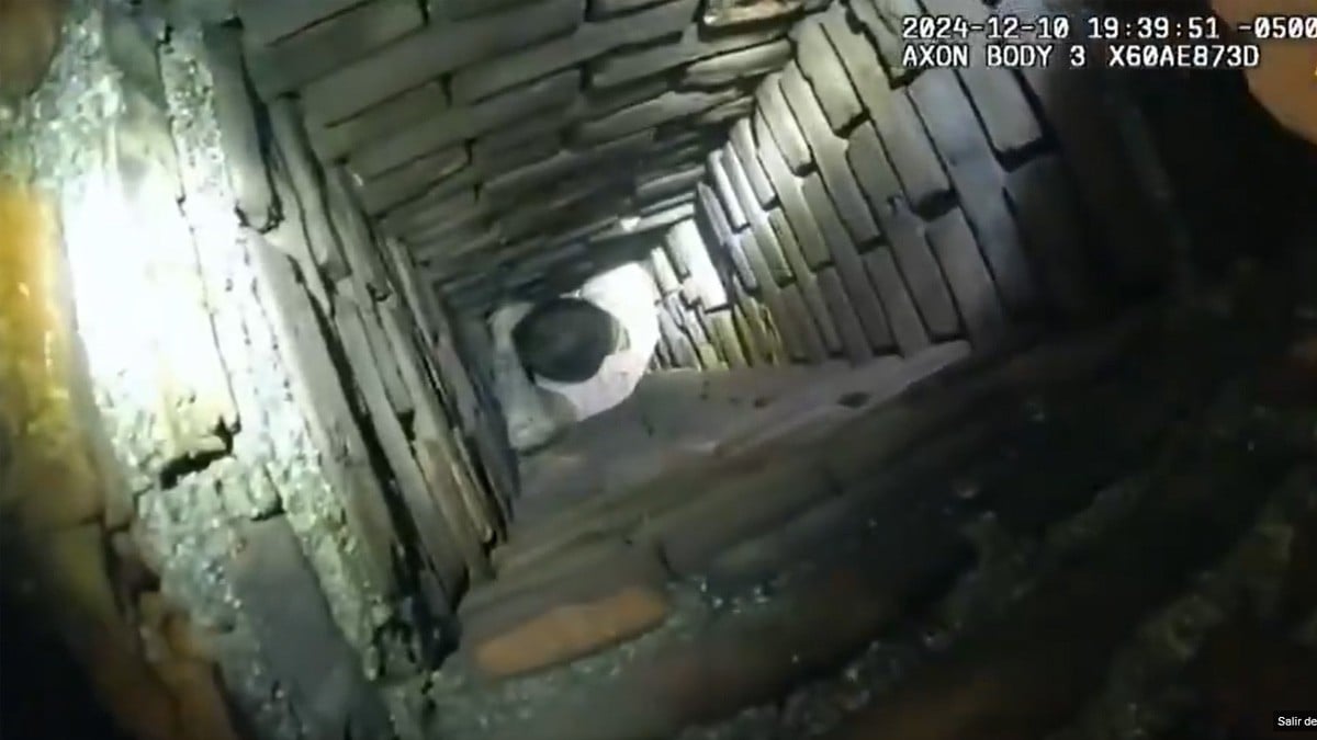 VIDEO ¿Santa Claus? Hombre se metió a una chimenea para huir de la policía, pero se atoró