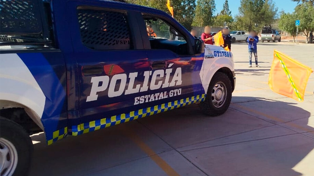 Castigan a policías de FSPE por permitir a jóvenes en Ocampo manipular armas en evento