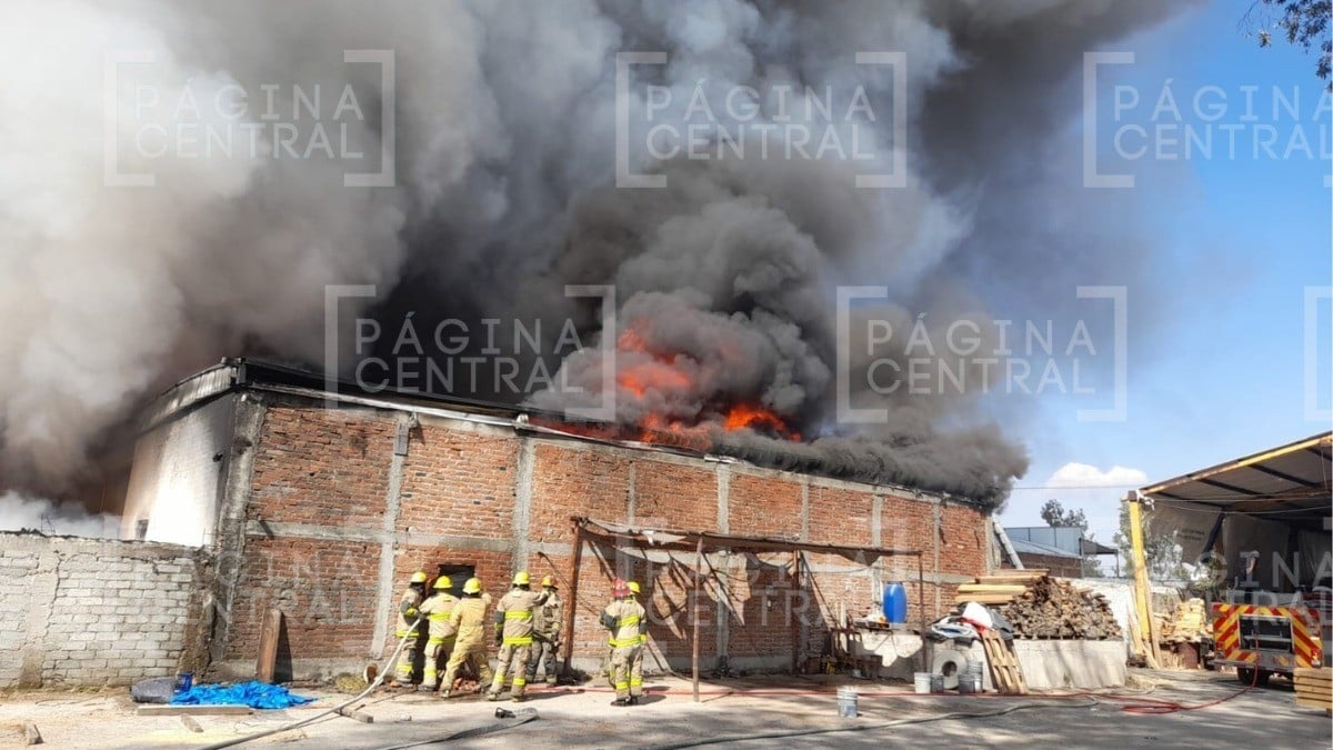 ¡Enorme nube de humo negro! Se registra feroz incendio en recicladora