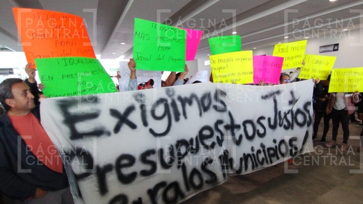 Protestan diputados y alcaldes morenistas para exigir más presupuesto