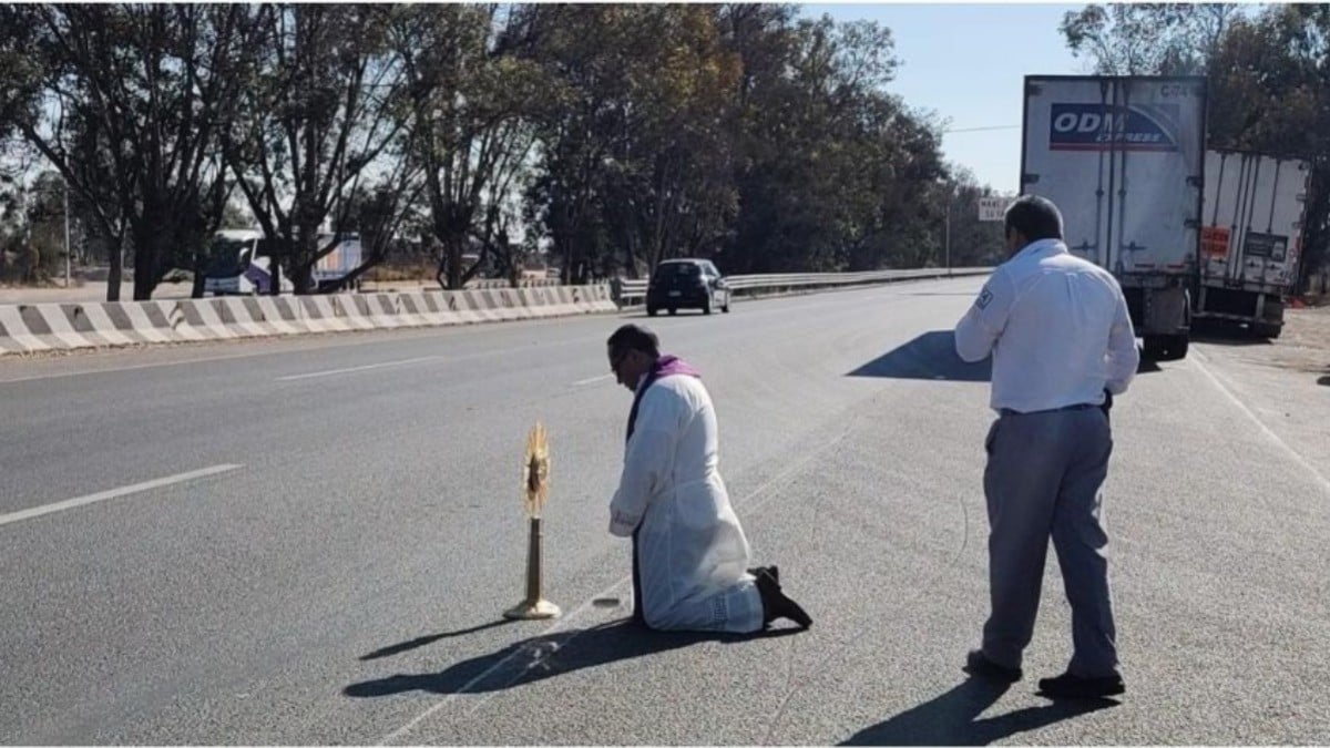 Sacerdote bendice la México - Querétaro contra accidentes, personal de gobierno lo lleva