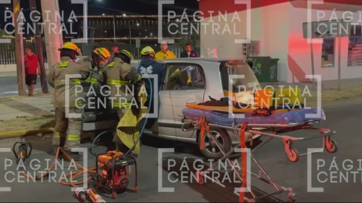 Mujer manejaba sobre el Malecón del Río y choca contra un poste de CFE, al parecer iba ebria