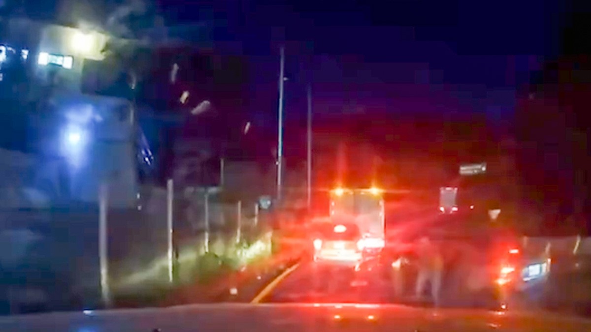 VIDEO Captan balacera e intento de asalto contra trailero en medio de la carretera