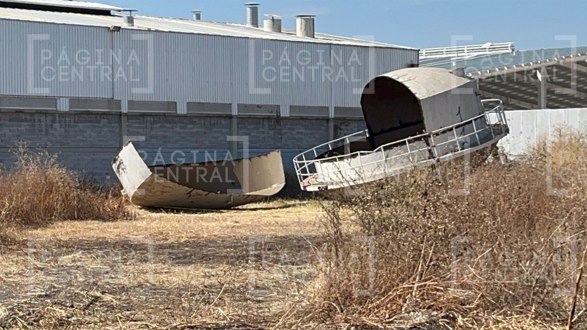 Personal de aseo limpiaba una bola de agua abandonada y encuentran un cuerpo calcinado