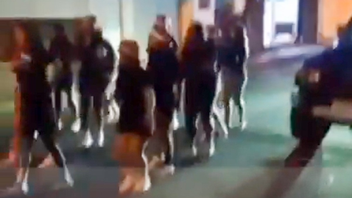 VIDEO Conductor embiste un desfile navideño y mata a tres adolescentes