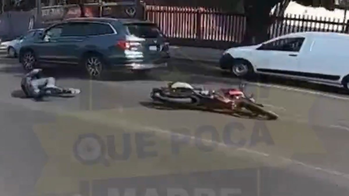 VIDEO Captan cuando camioneta pasa por encima de un motociclista y se da a la fuga