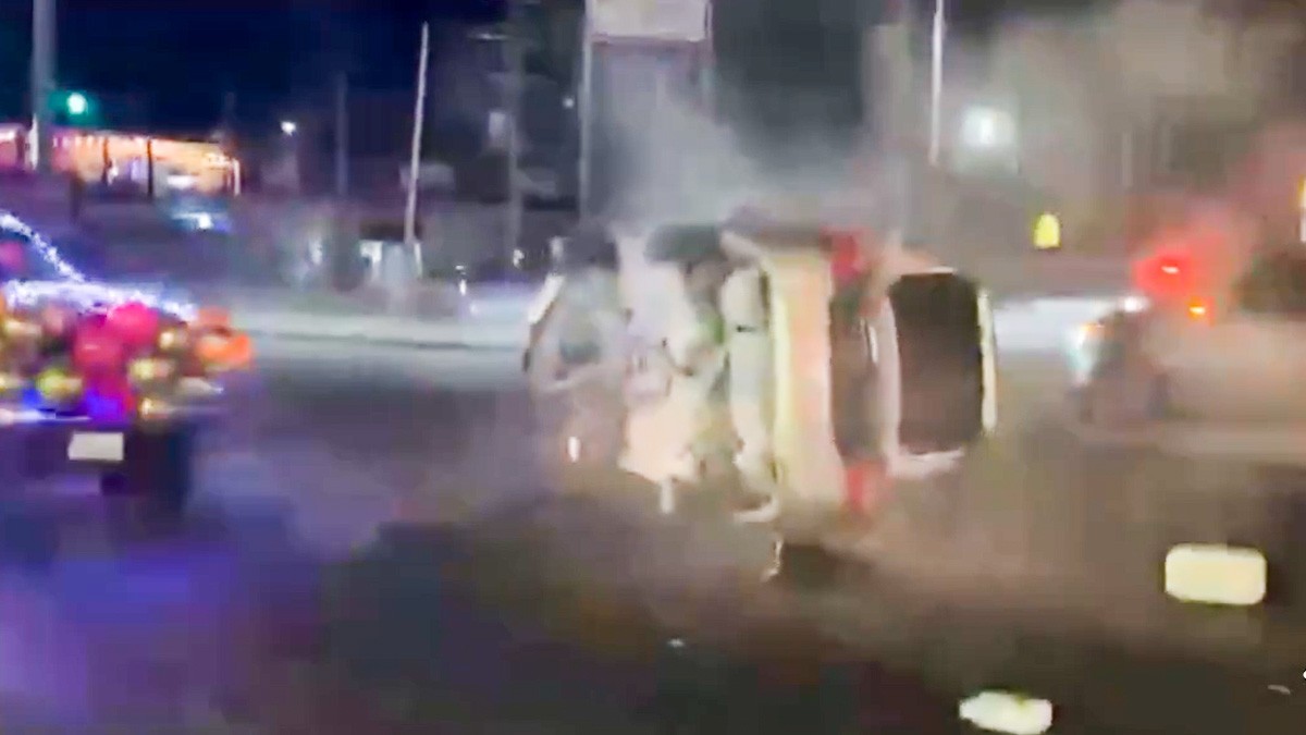 VIDEO Gente grababa desfile navideño cuando un auto choca y se vuelca frente a ellos