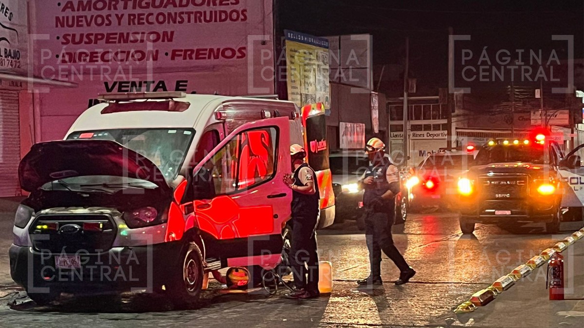 Se incendia ambulancia mientras trasladaba a un paciente en la colonia Los Frenos
