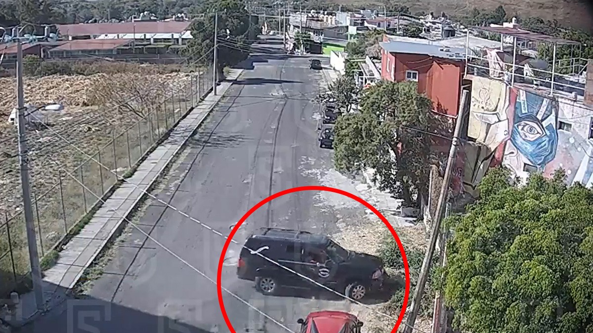VIDEO Captan cuando camioneta pierde el control y se impacta contra una casa