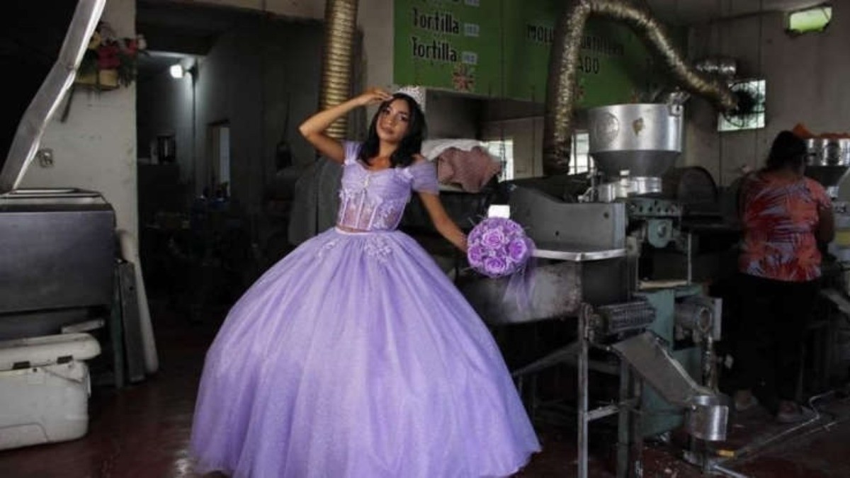 Quinceañera hace su sesión de fotos en la tortillería de su familia y se vuelve viral