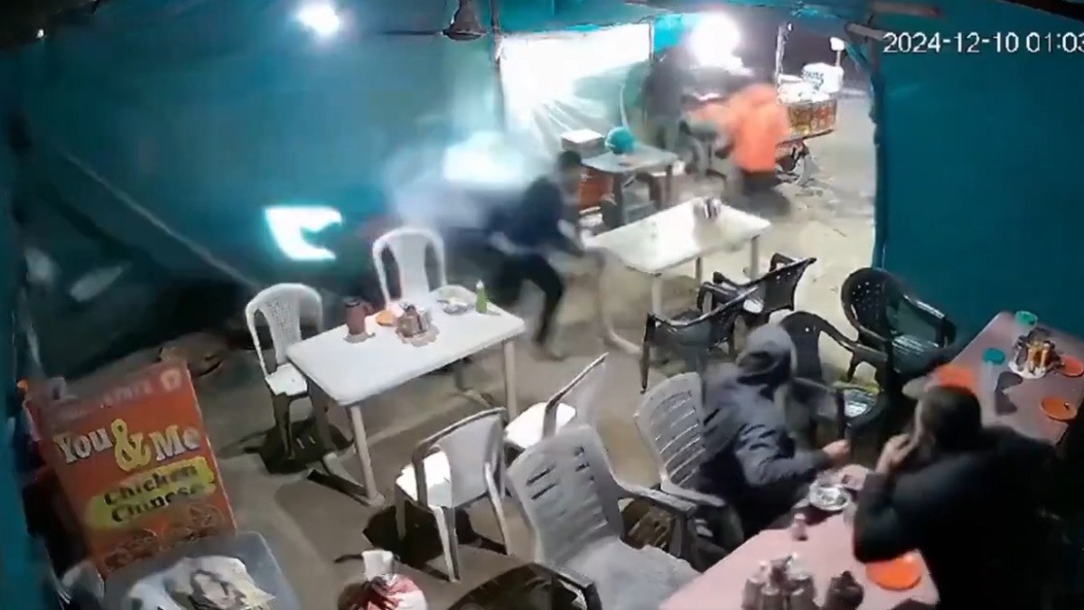 VIDEO Se sale del camino y atropella a varias personas que cenaban en un puesto ambulante