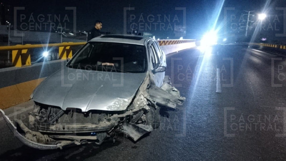 ¡Alcohol y exceso de velocidad otra vez! Conductor choca con muro en libramiento