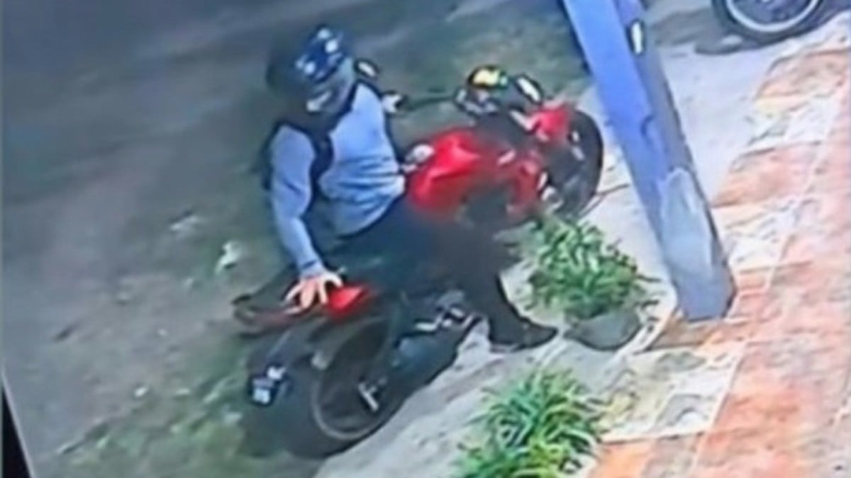 VIDEO Manejó 20 km en moto y al llegar a casa se enteró que su amigo 'había desaparecido'