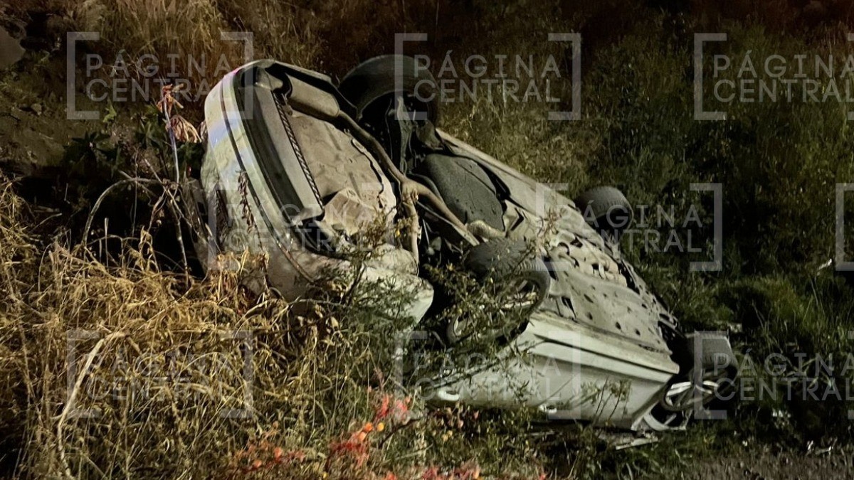 Dos jóvenes iban a exceso de velocidad por Las Torres, volcaron en arroyo y esto les pasó