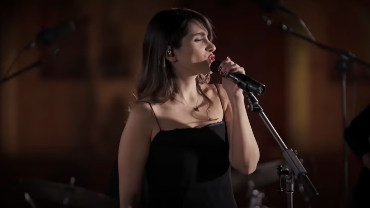 ¡Indignación! Arrestan a cantante por dar concierto sin usar esta controversial prenda