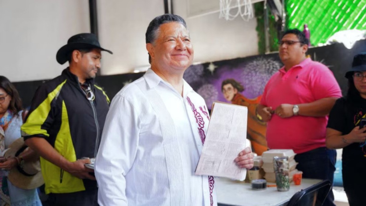 Gobernador se desmaya durante gira y se lo llevan en ambulancia, ¿qué le pasó?