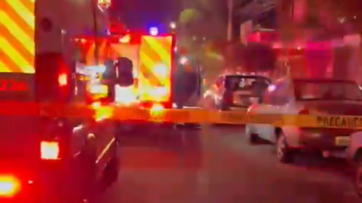 Hombre intenta robar la casa de sus padres y después le echa gasolina y la incendia