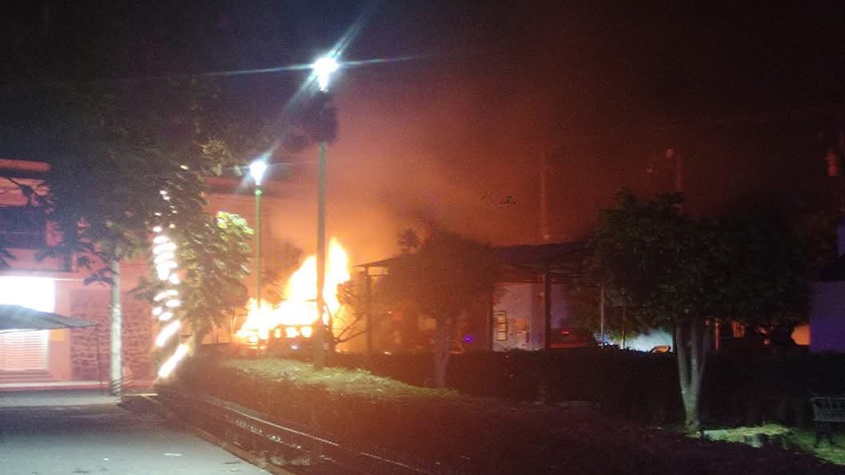 Pobladores intentan linchar a ladrón; Policía lo evita pero multitud incendia 2 patrullas