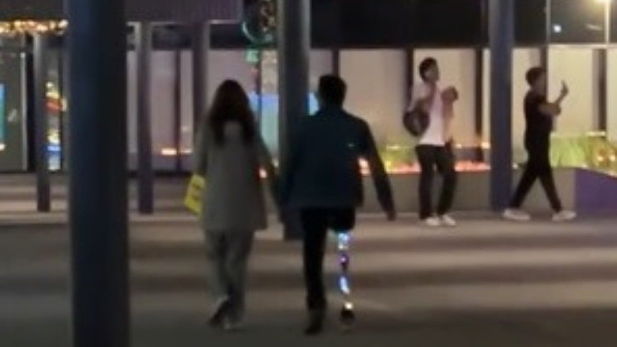 VIDEO ¡Ilumina la Navidad! Decora su prótesis de pierna con luces navideñas y se hace viral