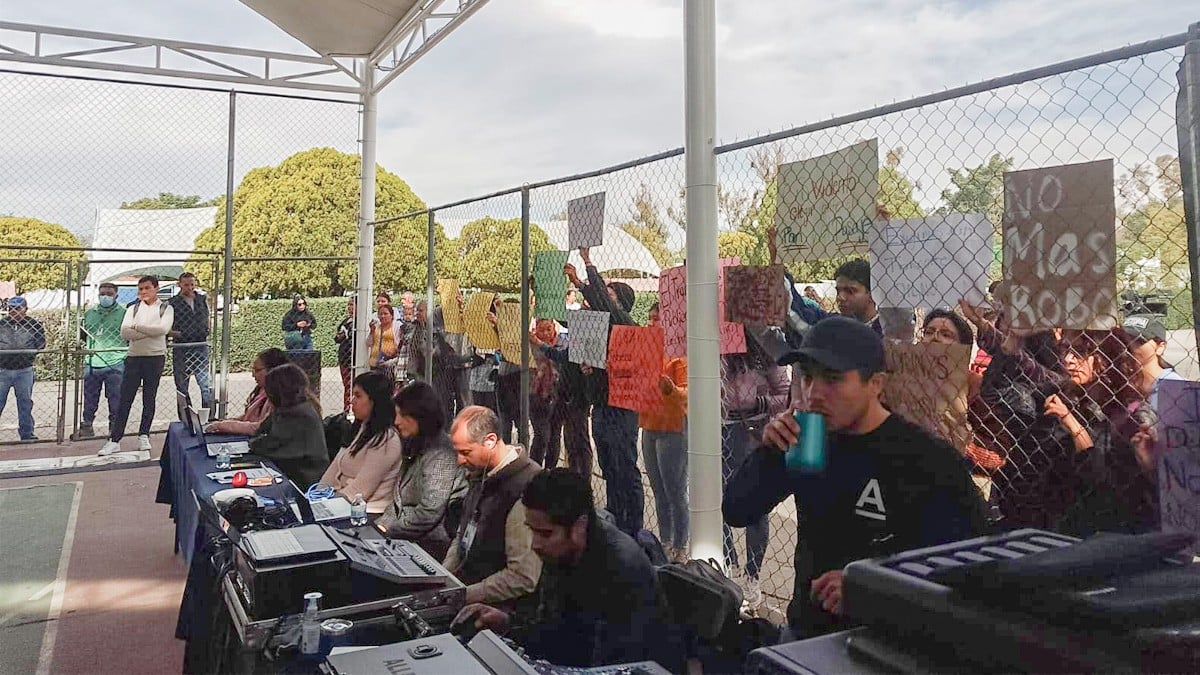 Leoneses protestan contra el aumento al transporte público durante sesión del Ayuntamiento