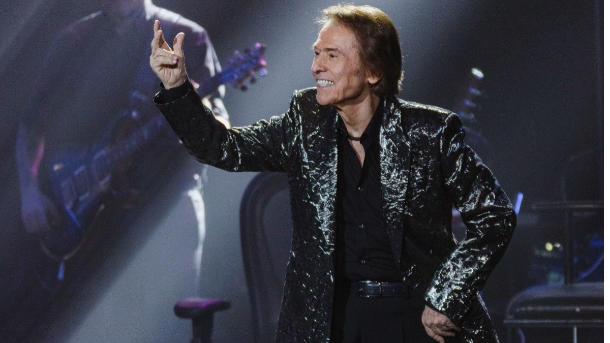 Hospitalizan a Raphael por fallo cerebrovascular