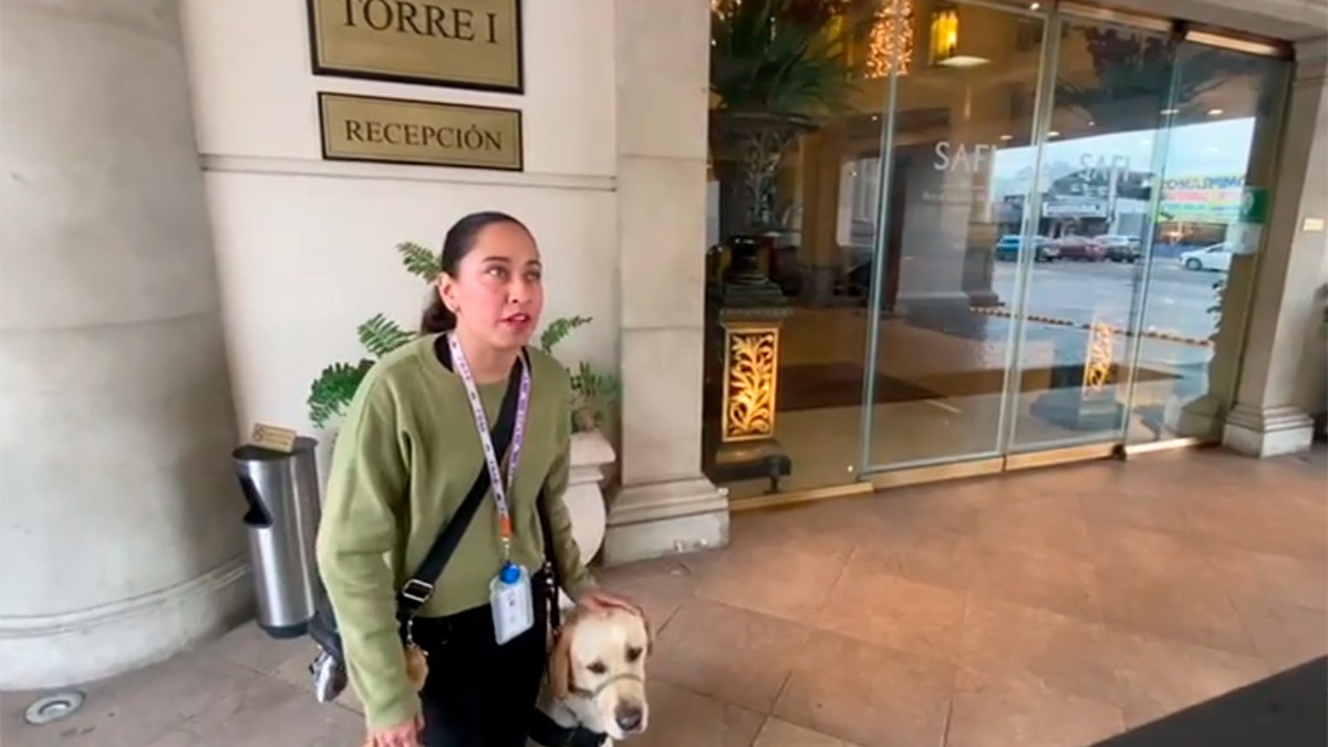 VIDEO Hotel niega entrada con su perro guía a joven con discapacidad visual