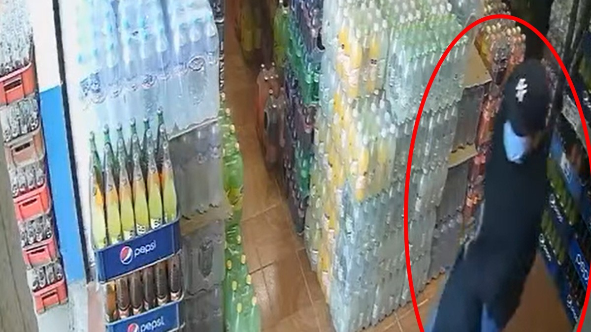 VIDEO Ladrón asalta tienda y amenaza a cajera... pero se dispara en la pierna cuando huía